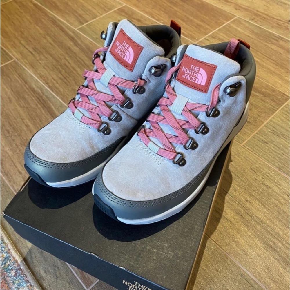 🆕Women’s North Face Winter Hiking Boots size 5.5